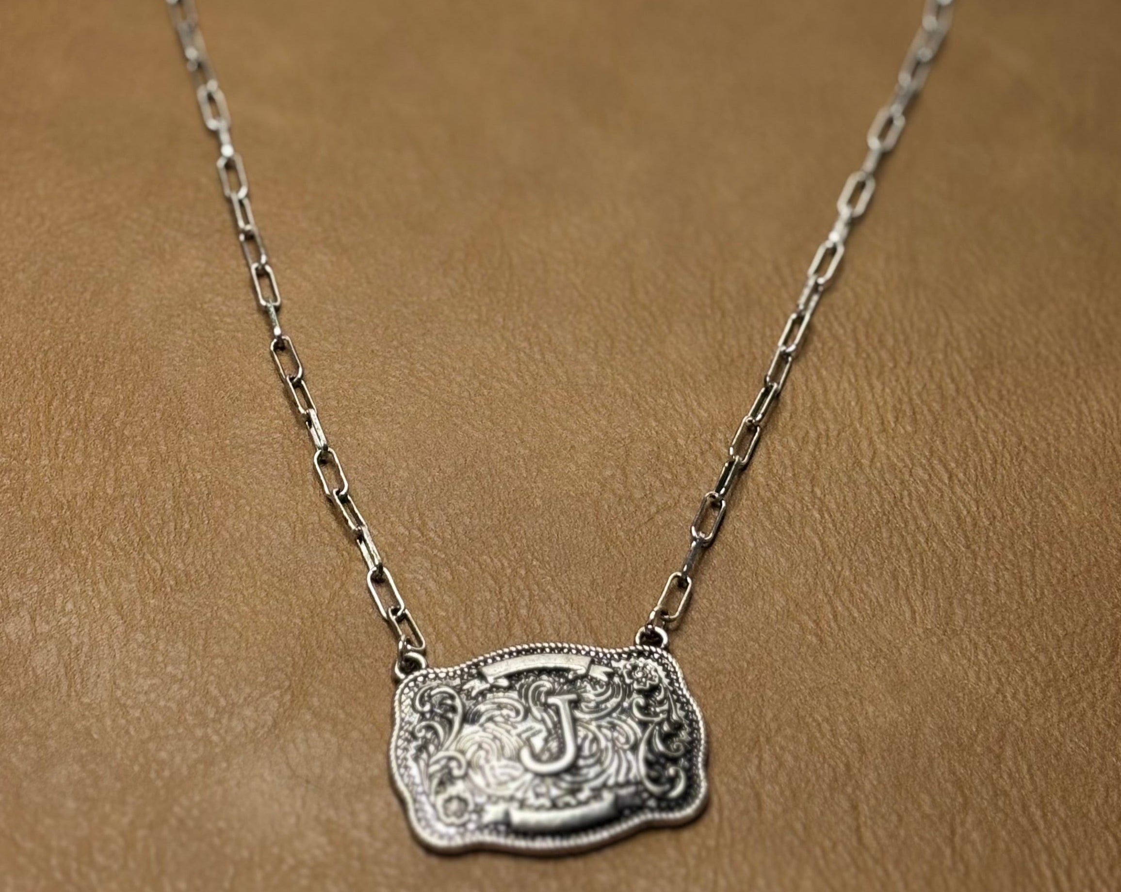 Silver buckle J necklace ￼